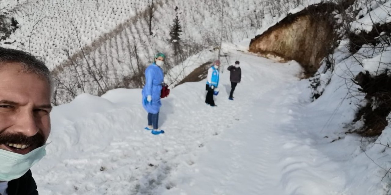 Sağlık Çalışanları 2 Kilometre Yürüyerek, Yaşlı Şahsa Aşı Uyguladı