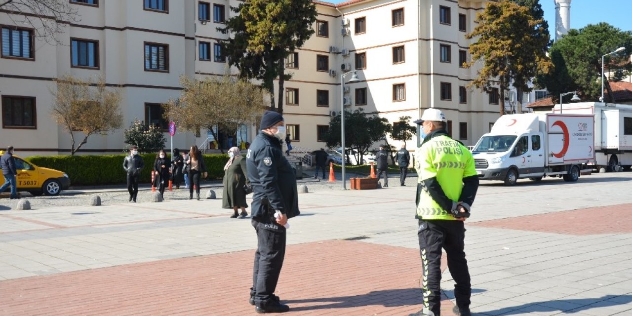 Polisten Maske Mesafe Denetimi