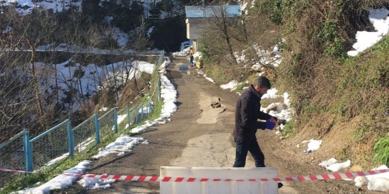 Kar Yağışı Ve Fırtınadan Zarar Gören Yol Çöktü
