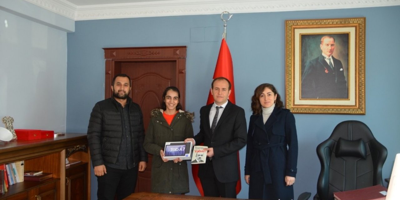 Şemdinli’de Dereceye Giren Öğrenciye Ödül