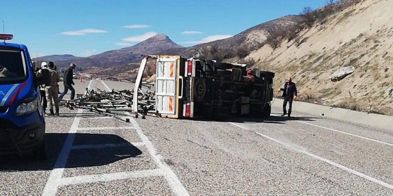Devrilen Kamyon Adıyaman-gölbaşı Yolunu Trafiğe Kapattı