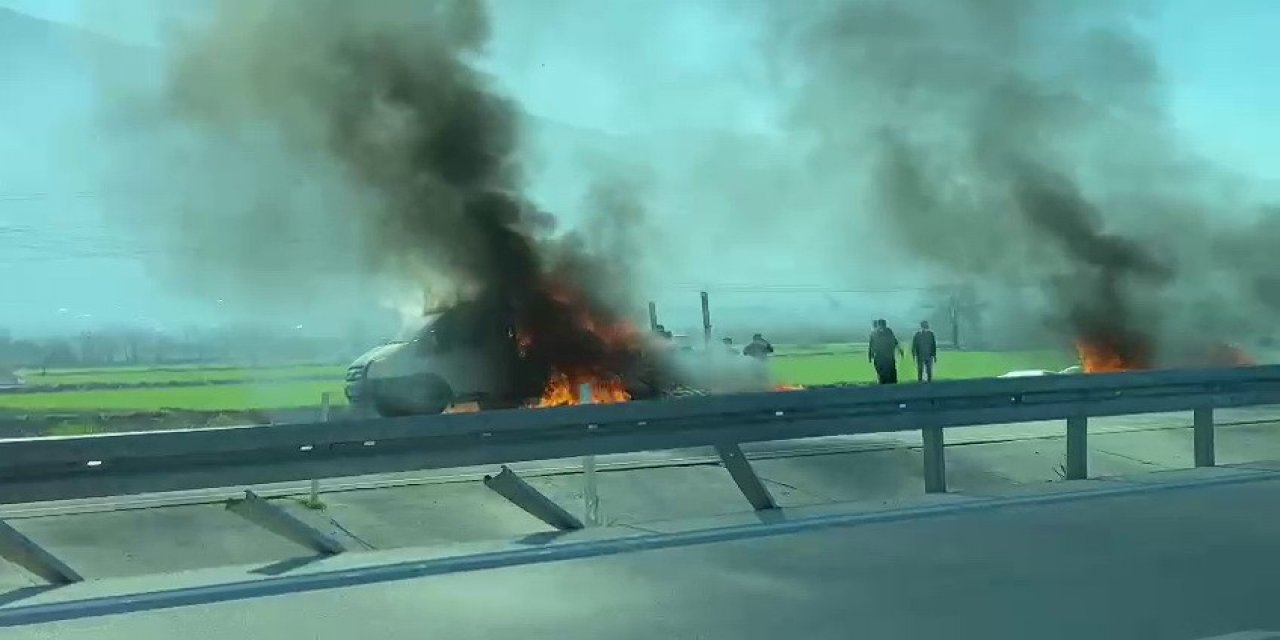 Giysi Yüklü Kamyonet Alev Alev Yandı