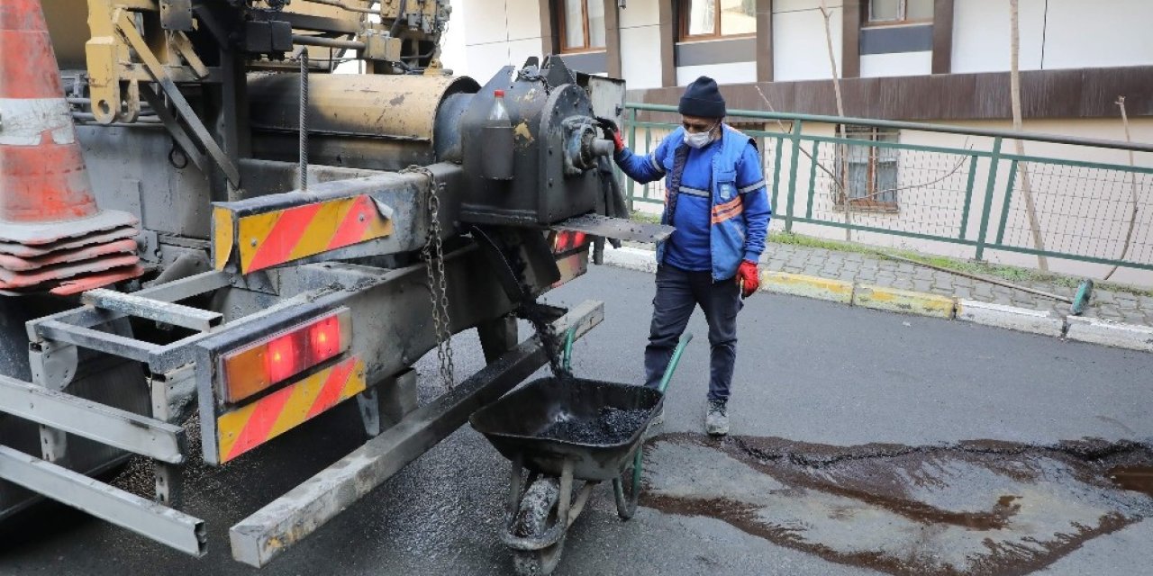 Eyüpsultan’da Kar Yağışı Sonrası Asfalt Onarım Çalışması Başladı