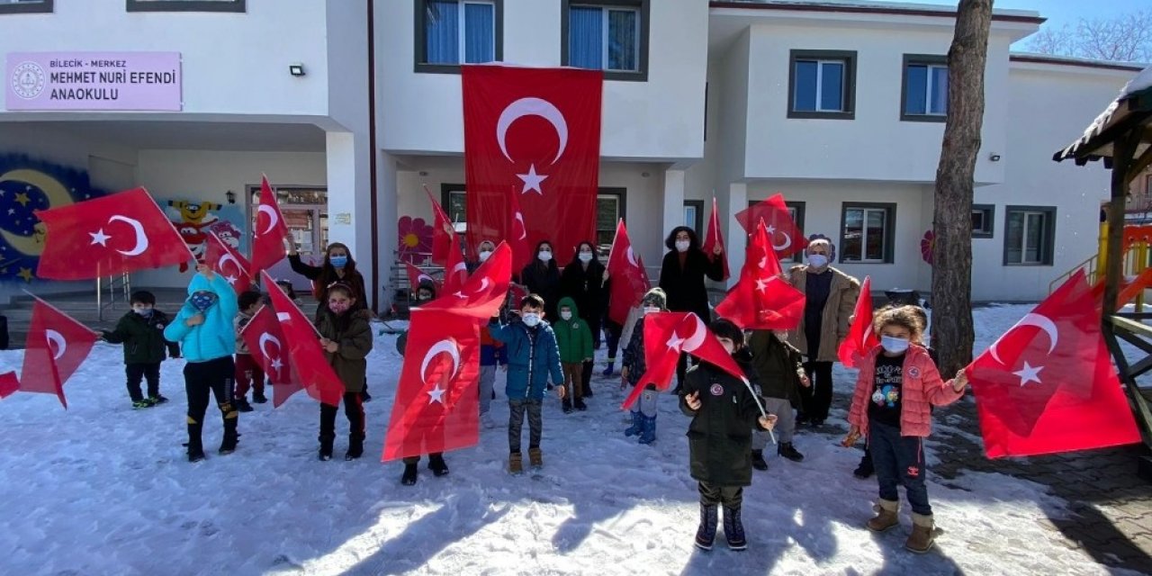 Anaokulu Öğrencileri Mahalle Sakinlerine Türk Bayrağı Dağıttı