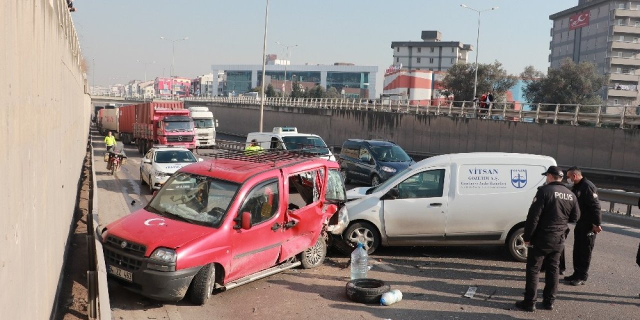 D-100’de 2 Hafif Ticari Araç Çarpıştı: 1’i Ağır 2 Yaralı