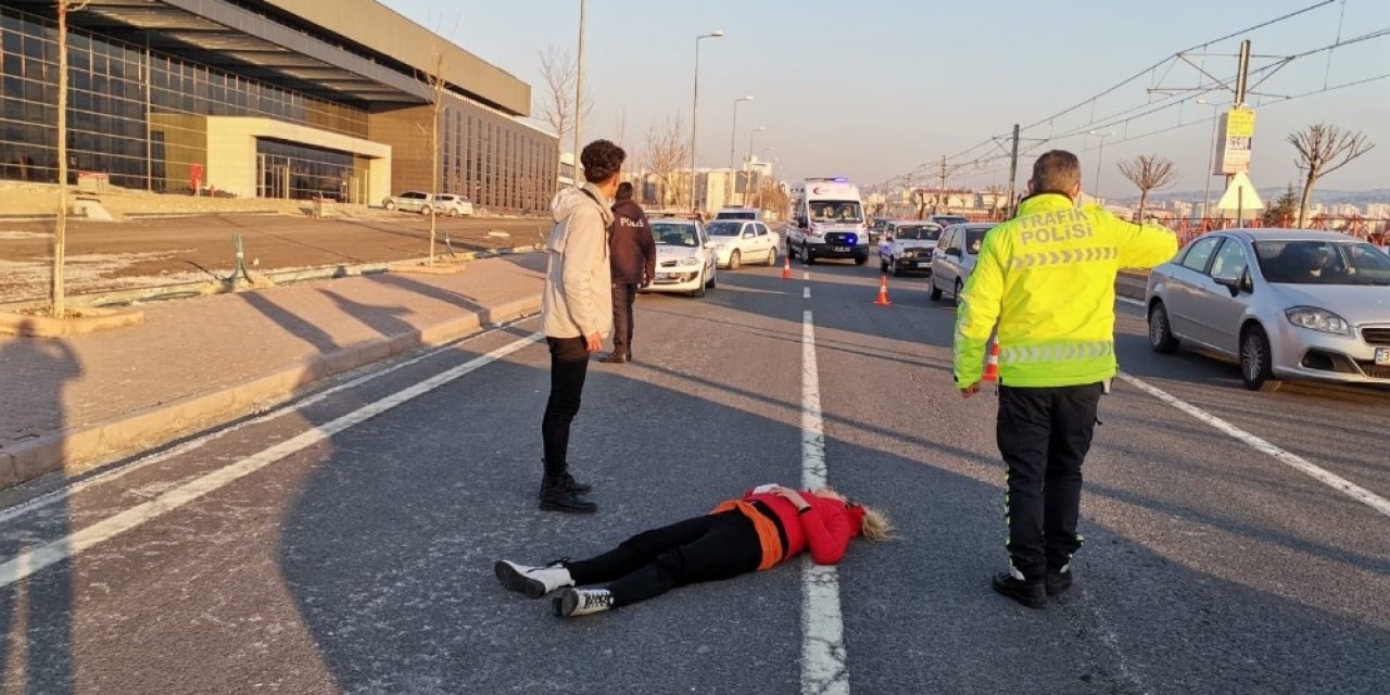 Genç Kız Hareket Halindeki Araçtan Atladı