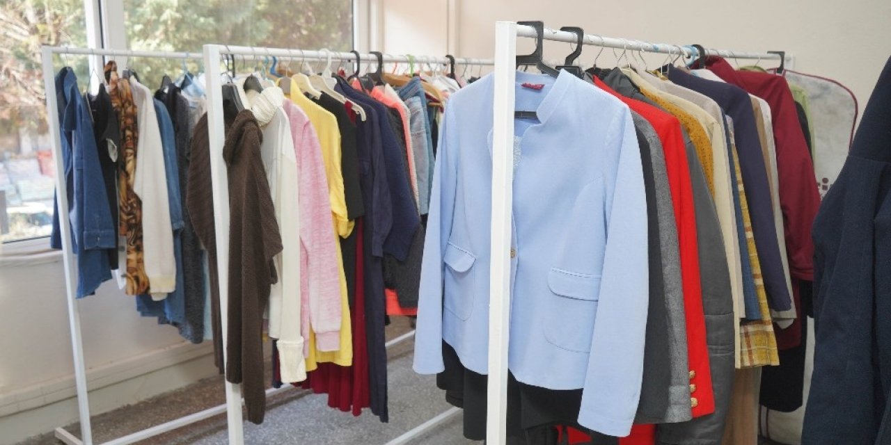 Ayvalık Belediyesi’nin Altınova’daki Sosyal Marketi Yüzleri Güldürüyor