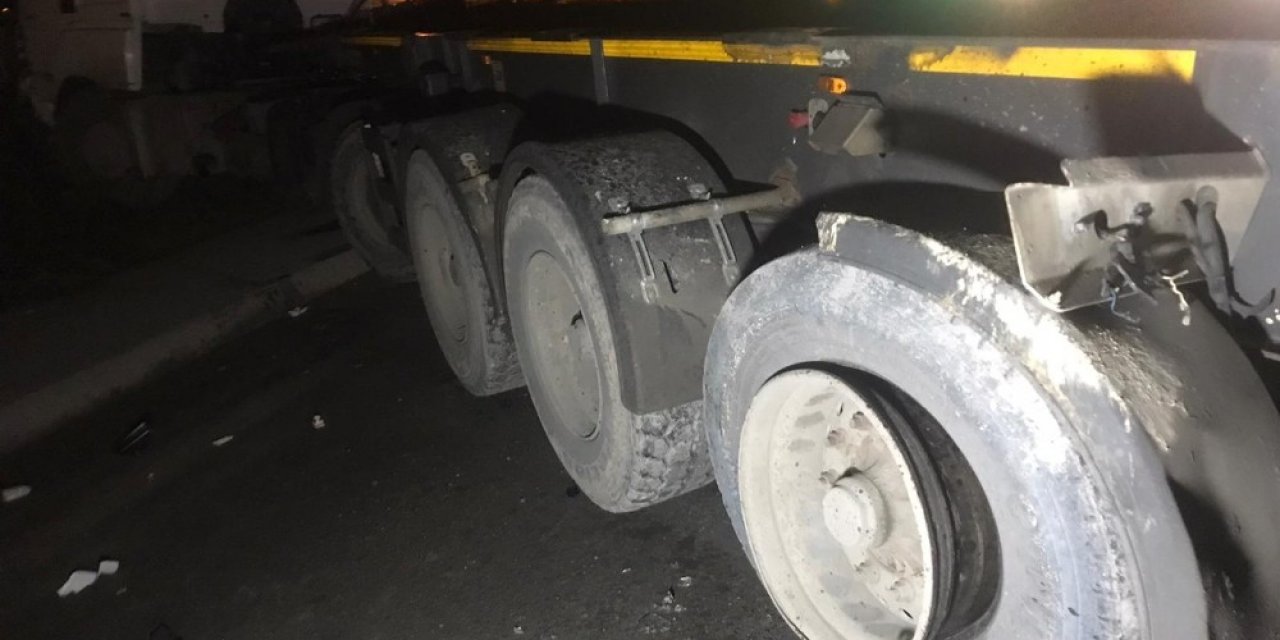 Dorsesi Üst Geçide Çarpan Hafriyat Kamyonu Karşı Şeritten Gelen Araca Çarptı: 2 Yaralı