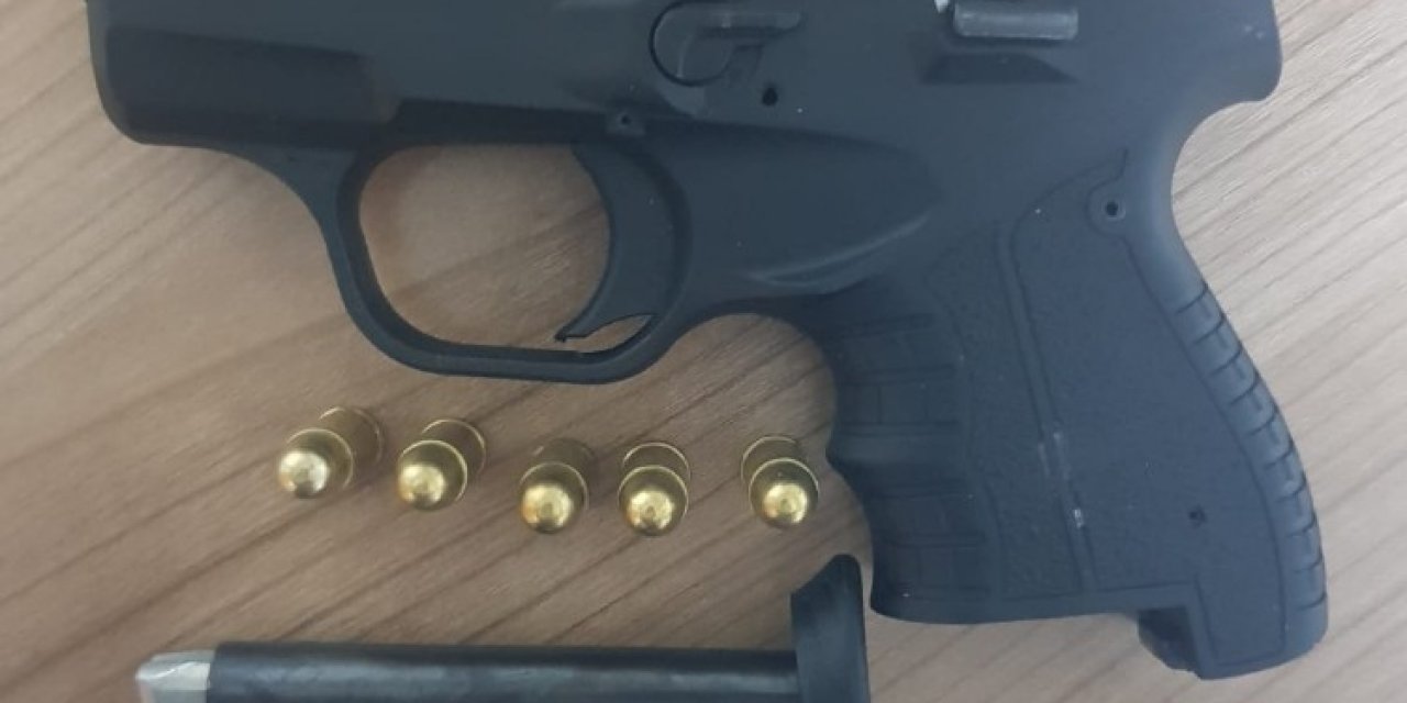 İ̇zmir’de Polisten Kaçan Şüpheliden Ruhsatsız Tabanca Ele Geçirildi