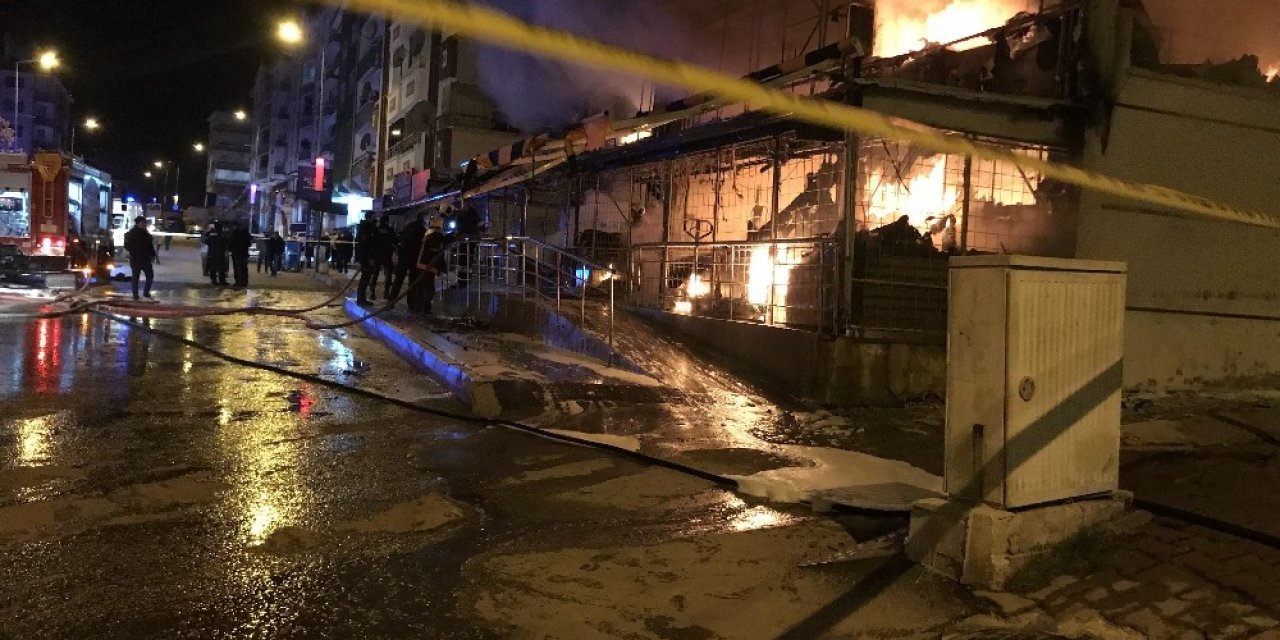 Kızılcahamam’da Sabaha Karşı Bir Markette Yangın Çıktı