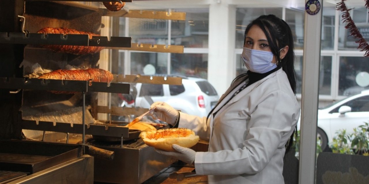 İ̇zmir’in Kadın Kokoreççisi Mehtap Usta