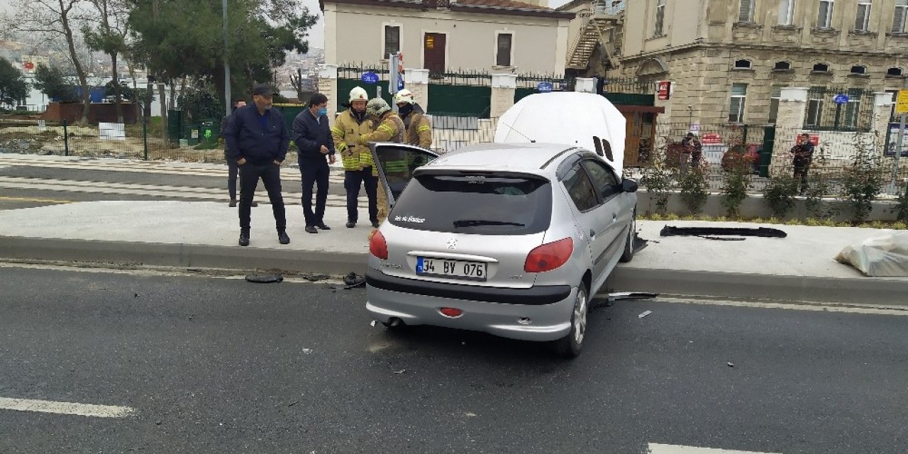 Fatih’te Otomobilin Yoldan Çıkma Anı Kamerada