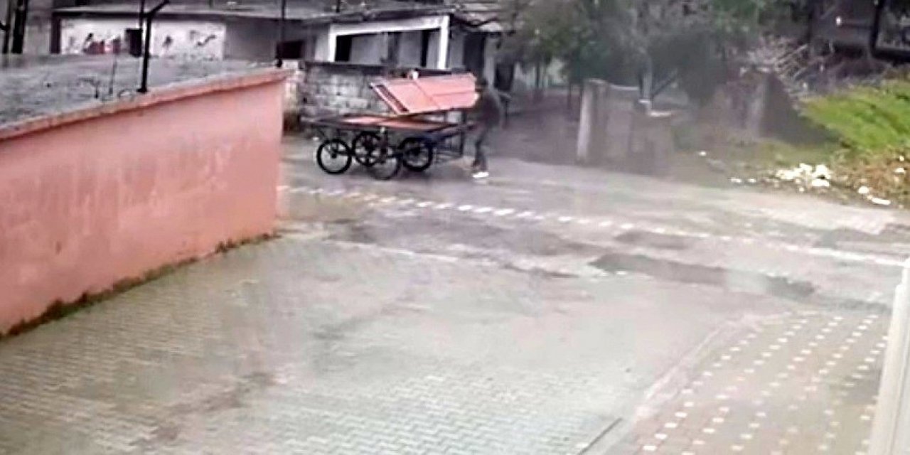 Güpegündüz Demir Kapı Hırsızlığı Kamerada