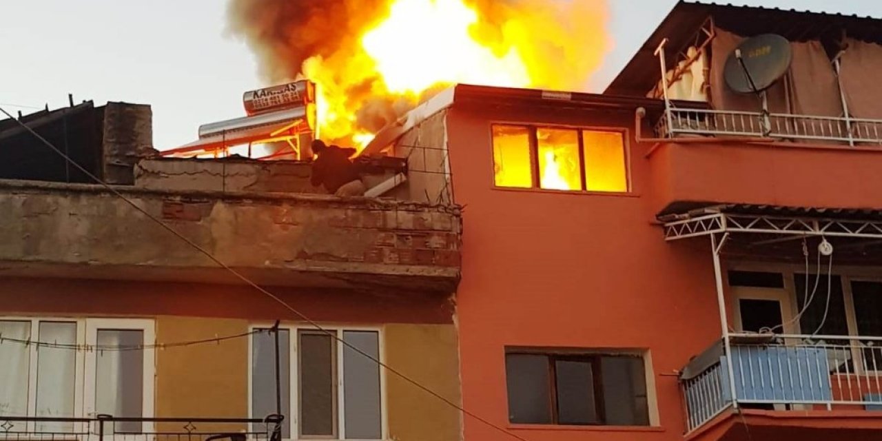 Hisarcık’ta Çıkan Yangında İki Binanın Çatı Katı Zarar Gördü