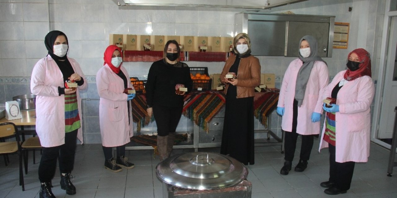 Ev Hanımlarının Ürettiği Mandalina Reçelleri Sofraları Süslüyor