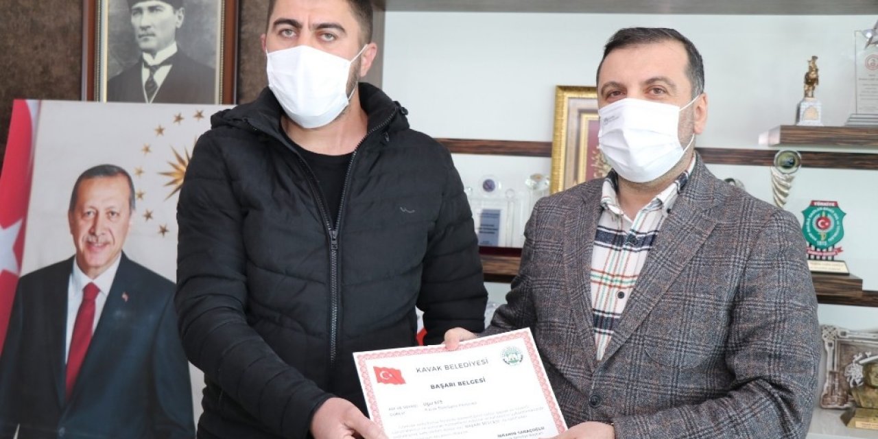 Kavak Belediyesi’nden Greyder Operatörüne Ödül