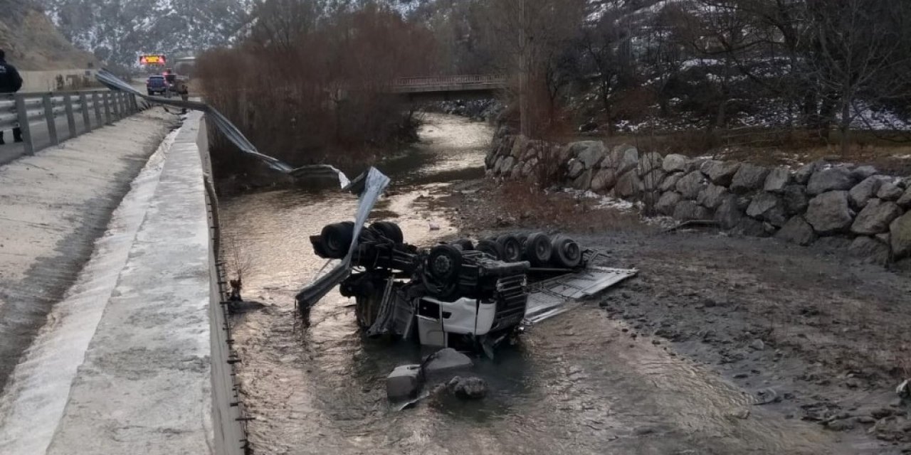 Gümüşhane’de Tır Harşit Çayına Devrildi: 1 Yaralı
