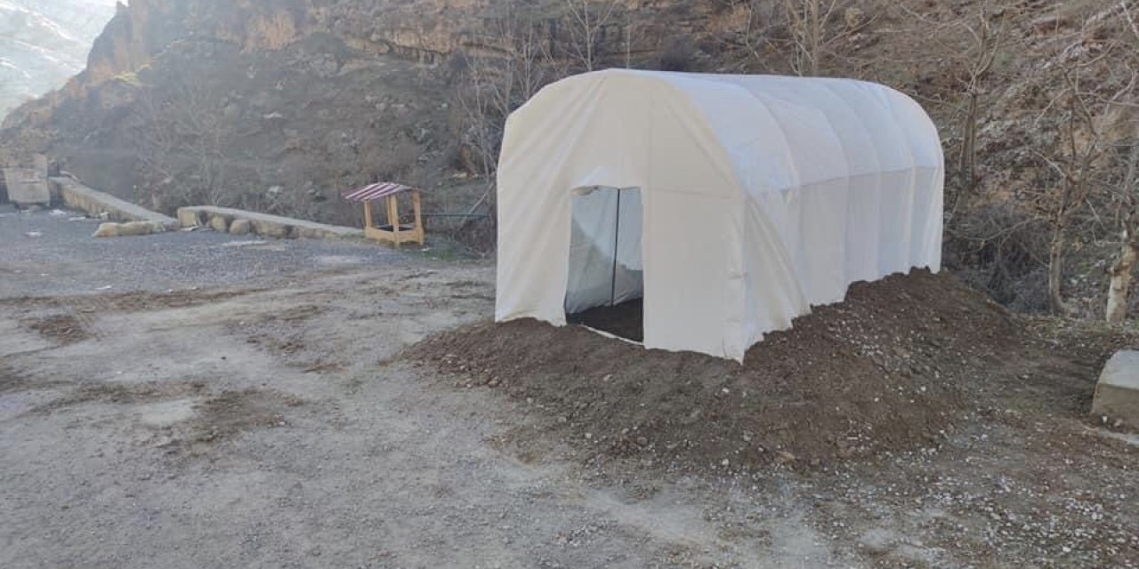 Uludere’de Sokak Hayvanları İçin Çadır Kulübeler Kuruldu