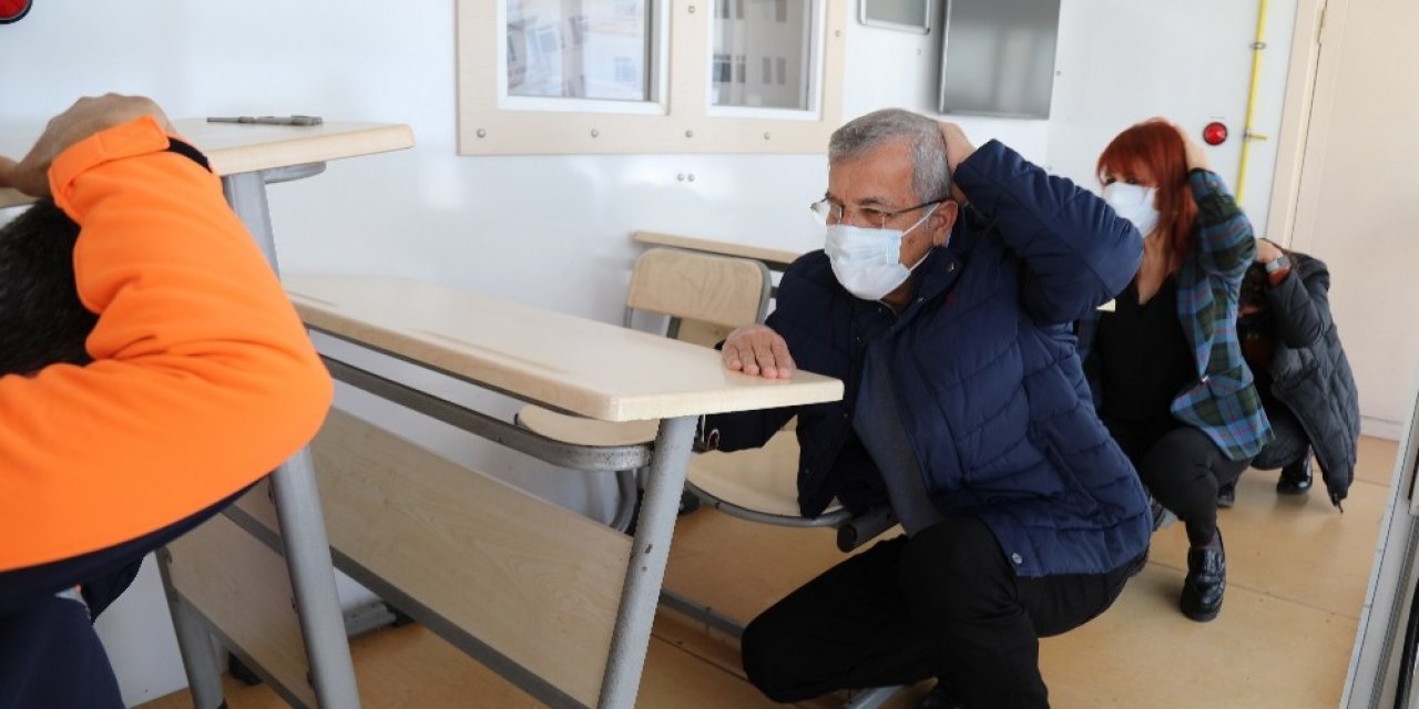 Mezitli Belediye Personeline Simülasyon Tırında Deprem Eğitimi