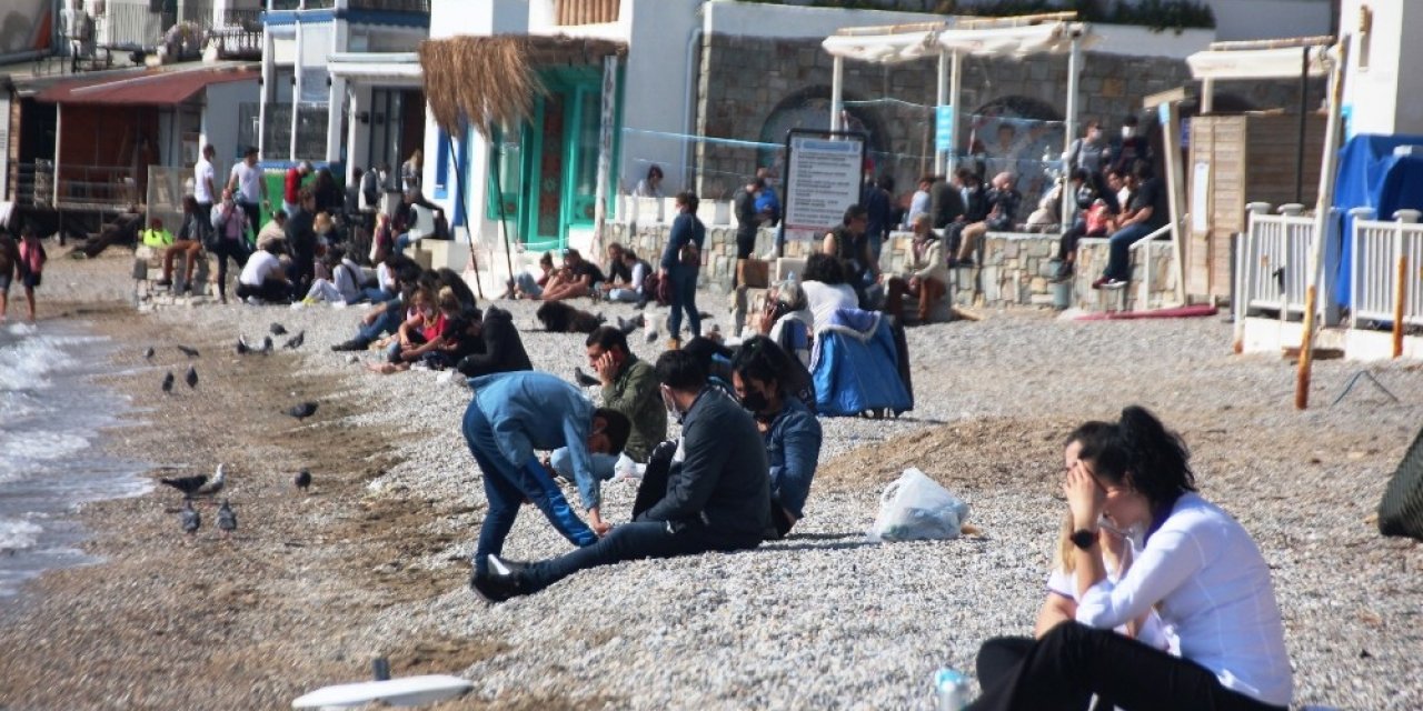 Güzel Havayı Gören Vatandaşlar Sahile Koştu, Maske Ve Mesafe Unutuldu