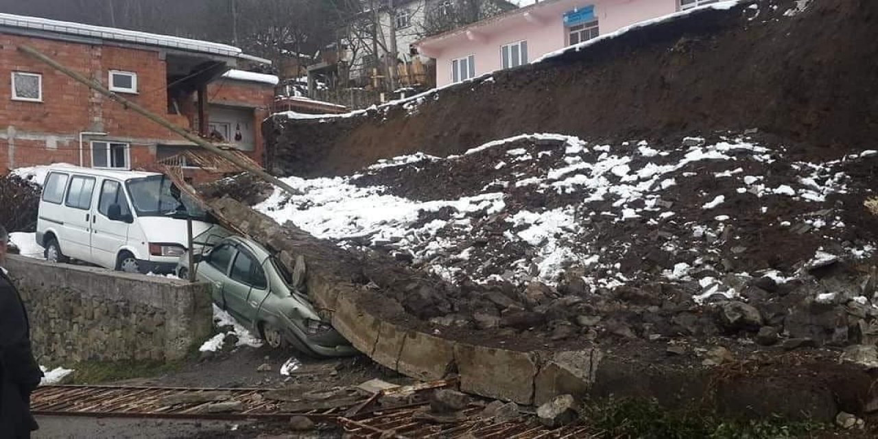 Ordu’da İstinat Duvarı Çöktü, Araçlar Altında Kaldı