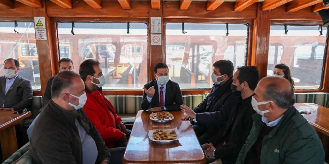 Başkan Aras Günlük Gezi Yapan Denizcilerle Bir Araya Geldi