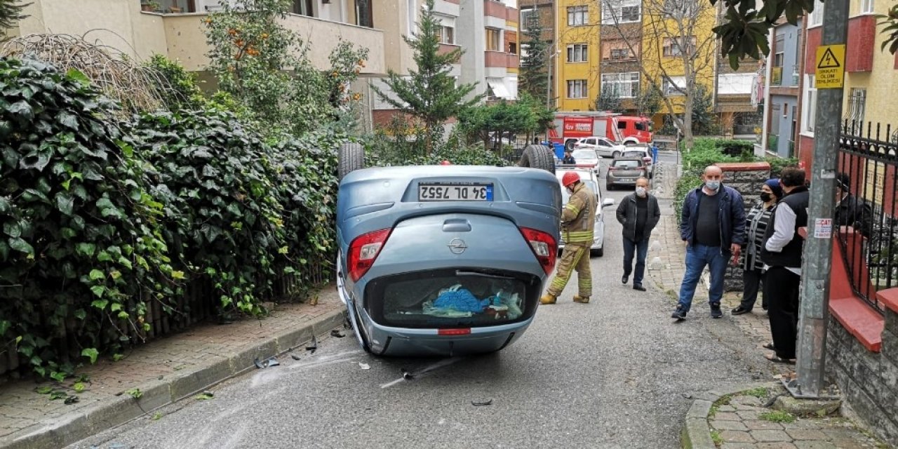 Üsküdar’da Yokuş Aşağı İnen Kadın Sürücü Takla Attı: 1 Yaralı