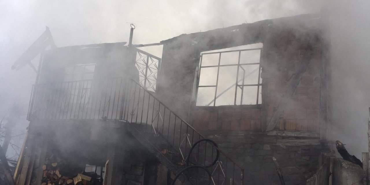 Bafra’da Çıkan Yangında 2 Katlı Ev Küle Döndü