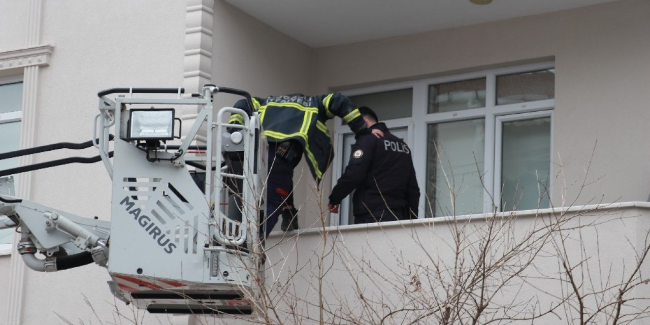 2 Gündür Kayıp Olan Otel Çalışanını Bulmak İçin 2 Kapı Kırdılar