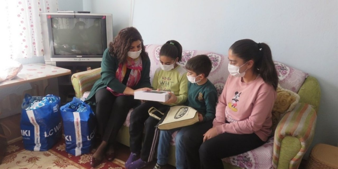 Vali Gürel’in Eşi Derslerinde Başarılı Olan 4 Kardeşe Tablet Hediye Etti