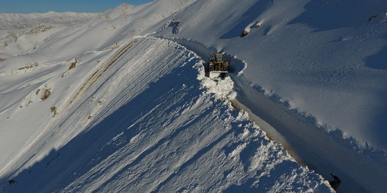 Kar Kalınlığının 3 Metreyi Bulduğu Köy Yolunda Zorlu Çalışma