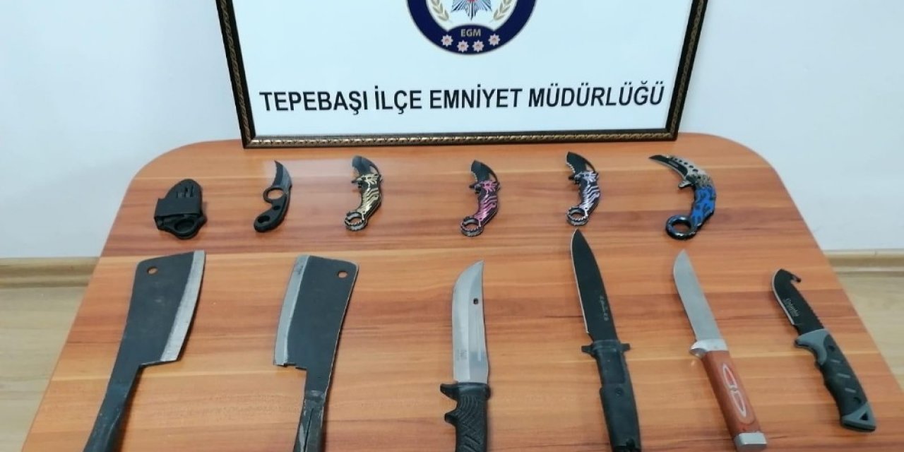 Yanında Satırlarla Dolaşan Şahsı Mahalle Ve Çarşı Bekçileri Yakaladı