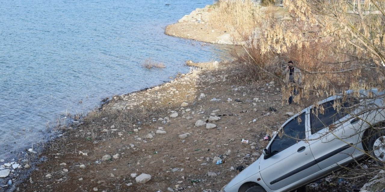 Faciayı Yol Kenarındaki Kayalar Önledi: 3 Kişi Ölümden Döndü