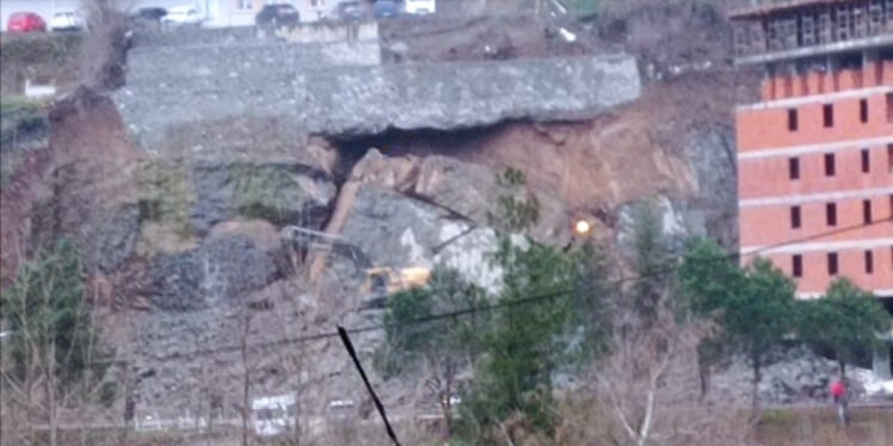 Artvin’de İstinat Duvarı Çöktü, Operatör Son Anda Kurtuldu