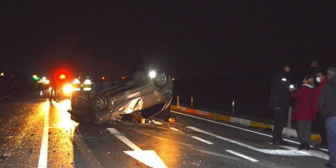 Ayvalık’ta 3 Araç Birbirine Girdi: 2 Yaralı