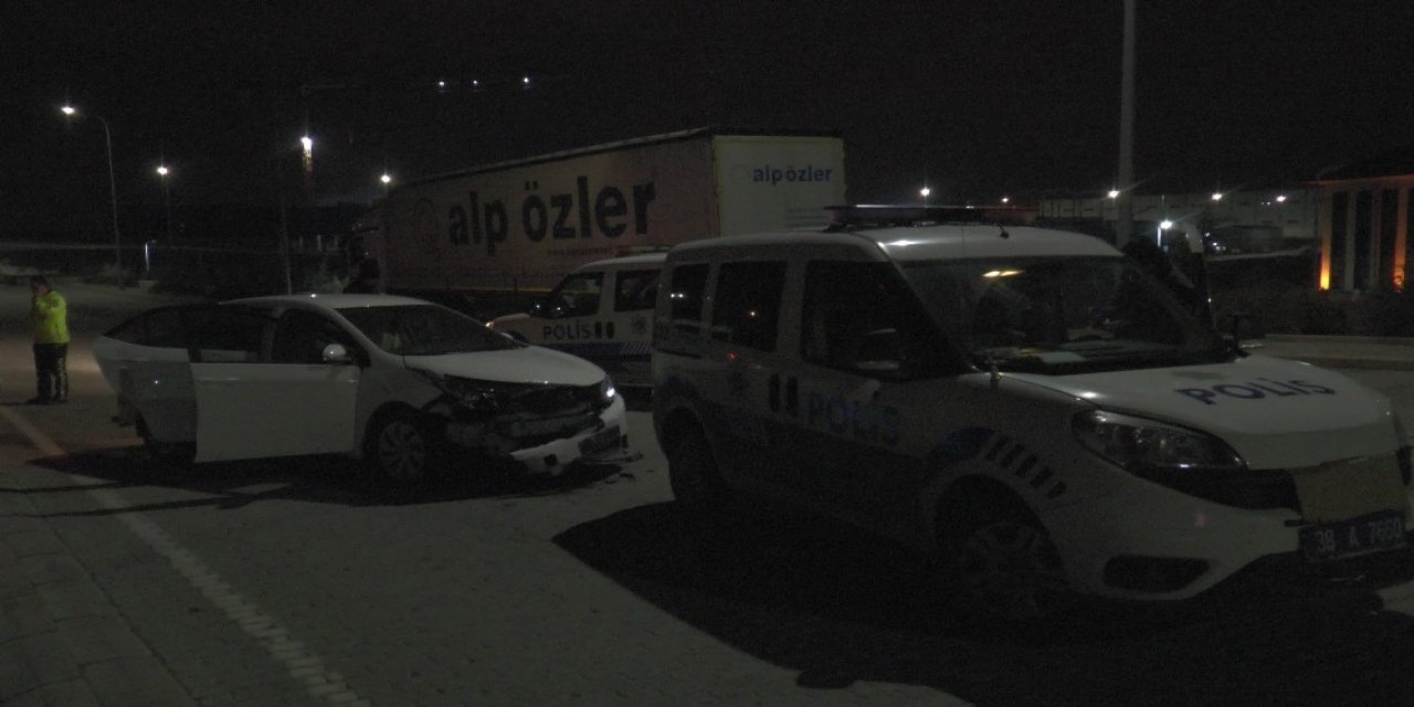 Polisten Kaçan Alkollü Sürücü 2 Ekip Otosunda Çarparak Durabildi