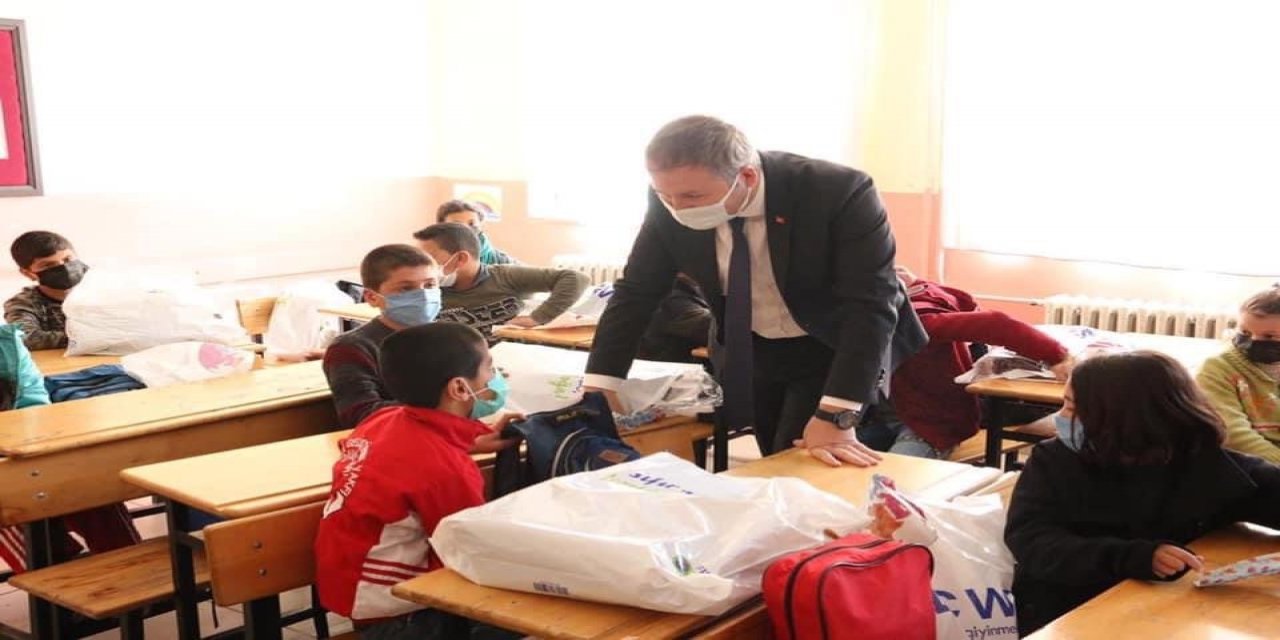 Kaymakam Yelek’ten Öğrencilere Giyim Malzemesi Desteği