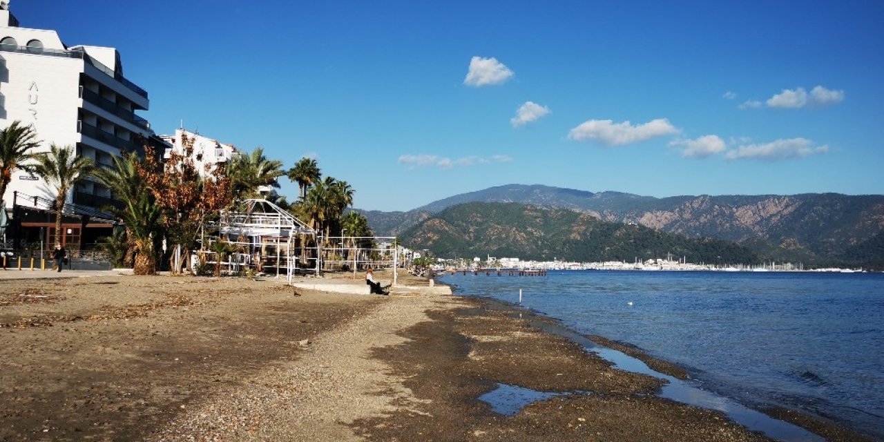 Marmaris’te Deniz 1,5 Metre Çekildi