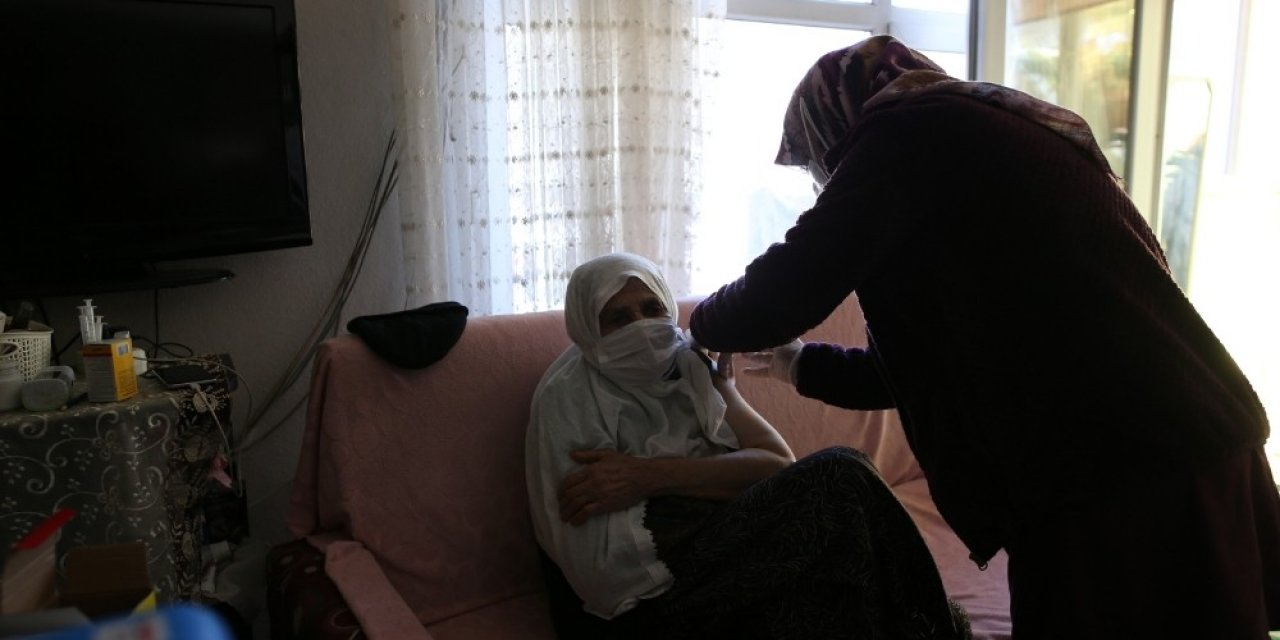 Cumhurbaşkanı Erdoğan’ın Elini Öptüğü Şahizar Nine Korona Aşısı Oldu