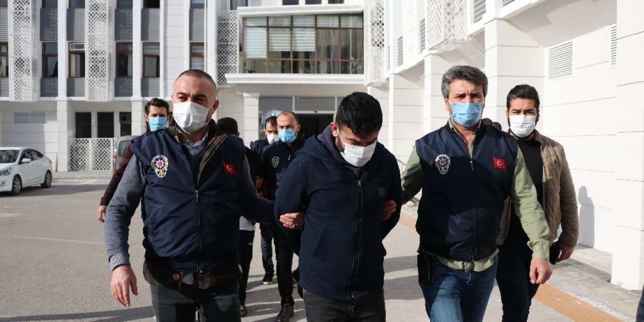 Yaşlı Adamı Öldürüp Bir Hafta Evde Bekletmişler