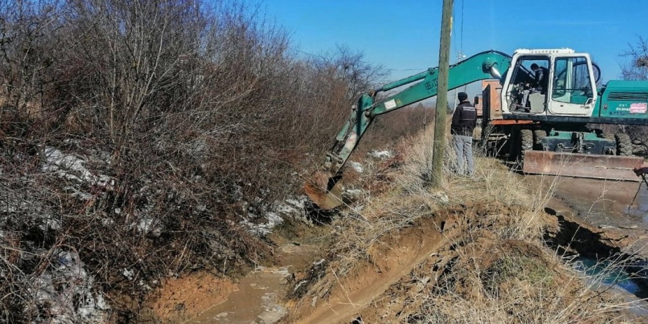 Tahliye Ve Sulama Kanalları Temizleniyor