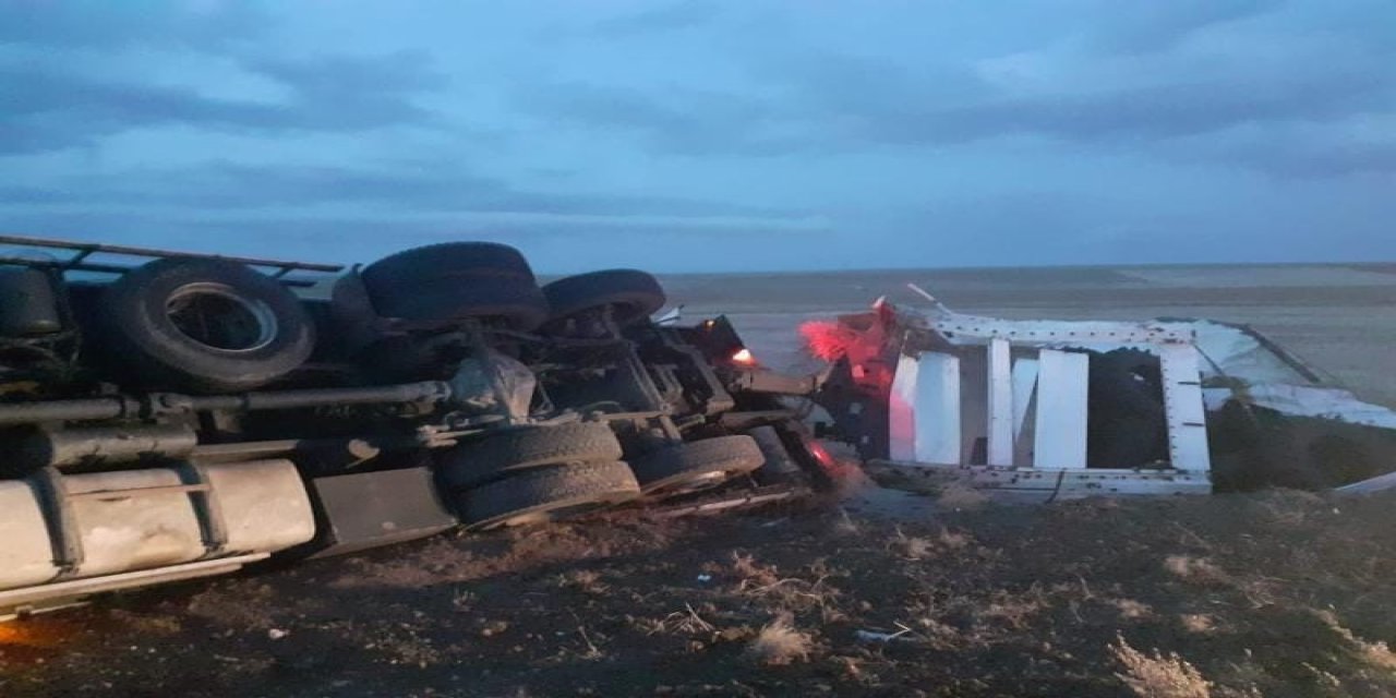 Kırşehir’de, Yan Yatan Tırın Sürücüsü Hafif Yaralandı
