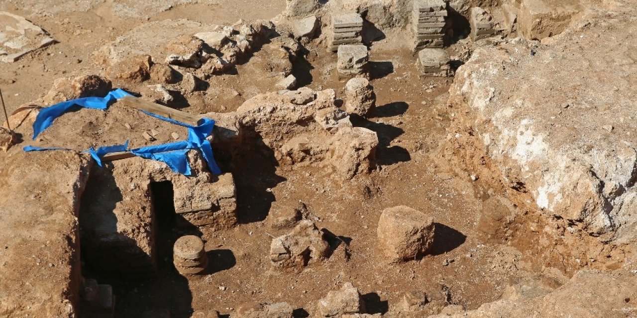 Hıdırlık Kulesi’nde 1500 Yıllık Antik Hamam Ortaya Çıkarıldı