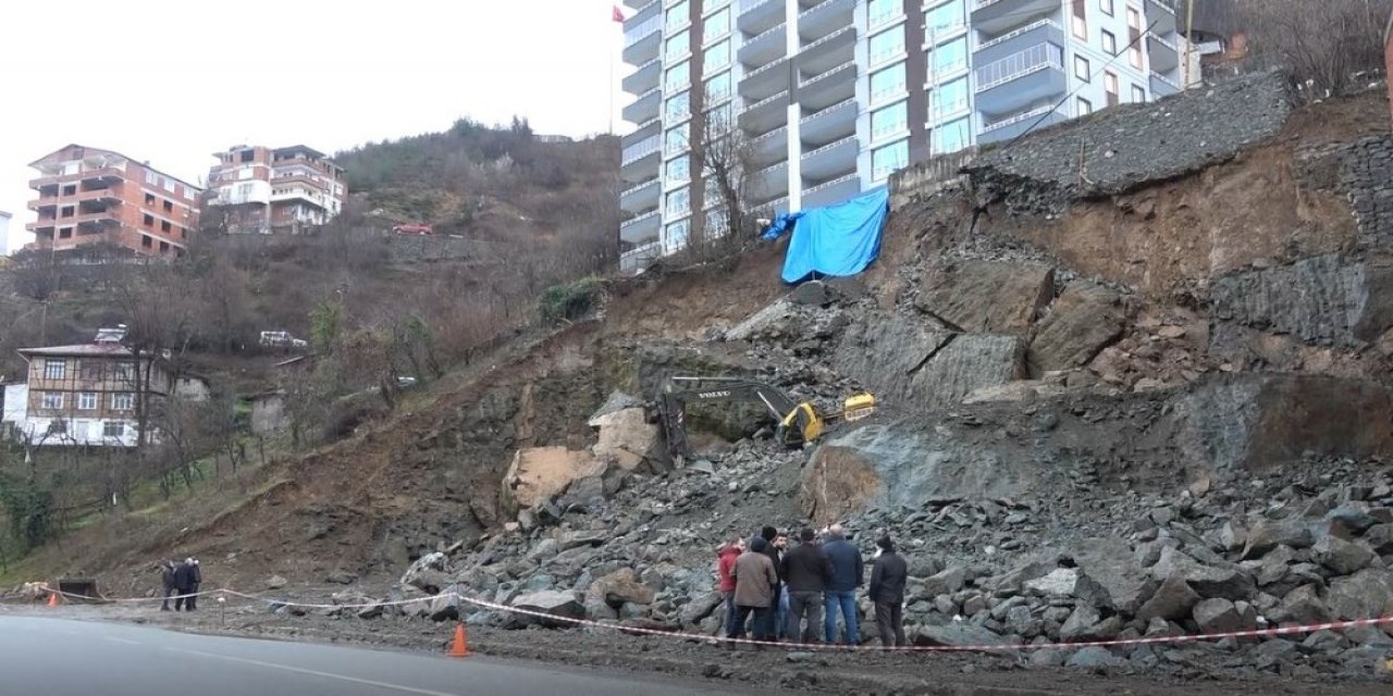 Artvin’de İstinat Duvarı Çöken Binada Yaşayan 52 Hane Tahliye Edildi