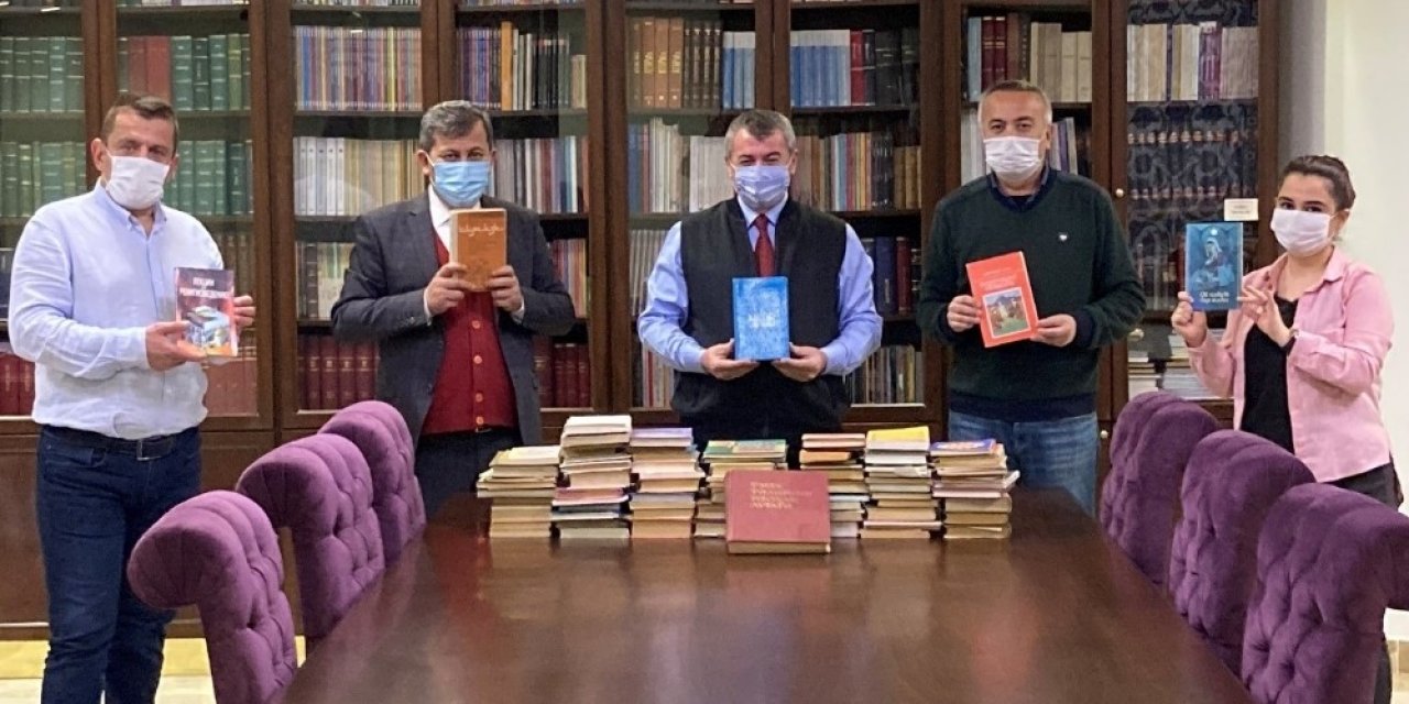 Önce Kendisi Bağışladı Sonra Herkesi Kitap Bağışına Davet Etti