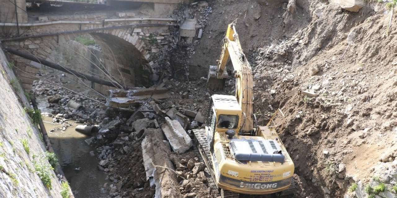 Büyükşehir Belediyesi, Tabakhane Deresi’ndeki Çöken Duvarın Yapımına Başlandı