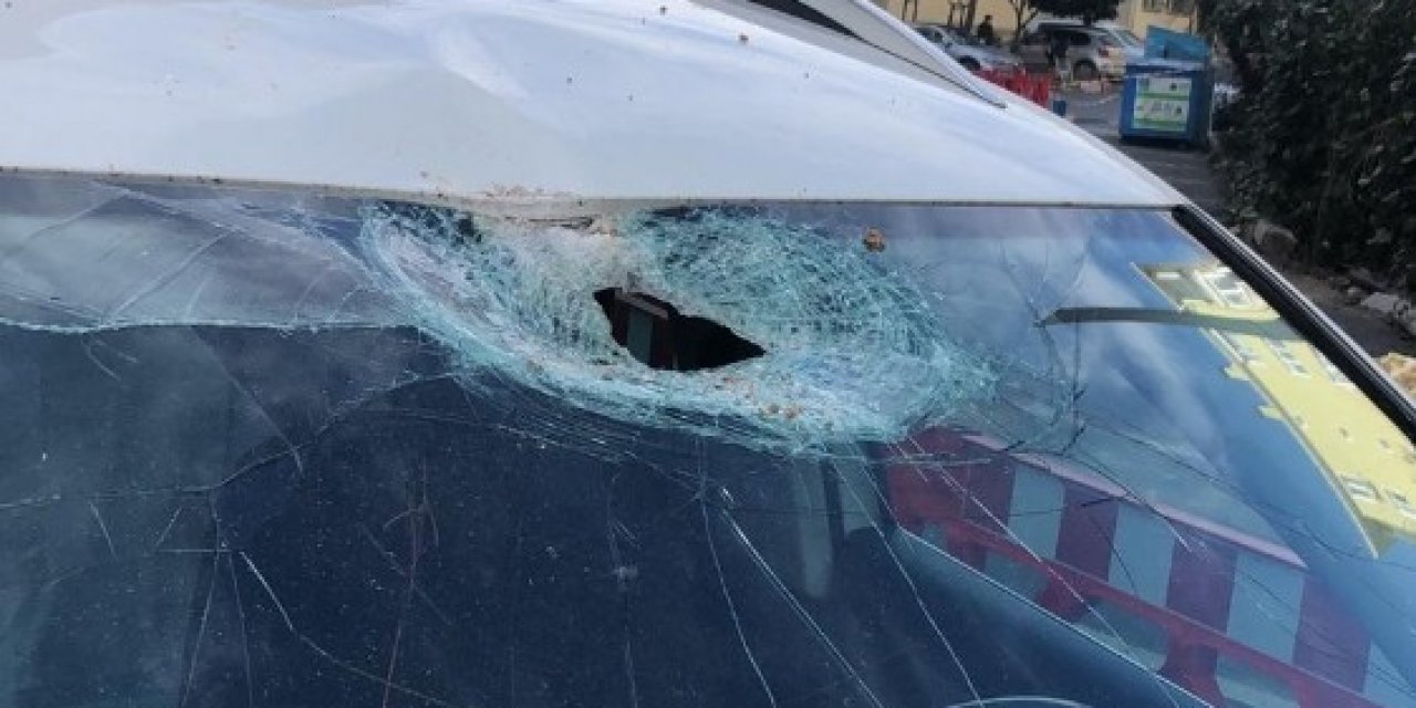 Beşiktaş’ta İnşaattan Düşen Beton Parçası İki Araca Zarar Verdi