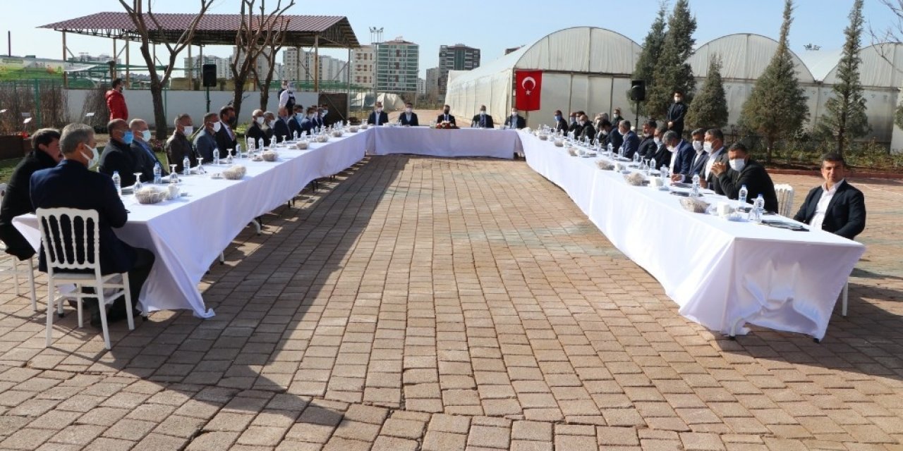 Kayapınar Kaymakamı Koç Muhtarlarla Bir Araya Geldi