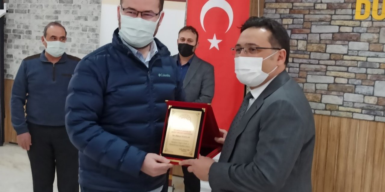 Vali Çiçek’ten Hayırseverlere Plaket