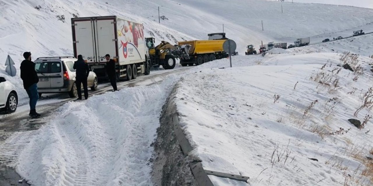 Van-hakkari Karayoluna Çığ Düştü